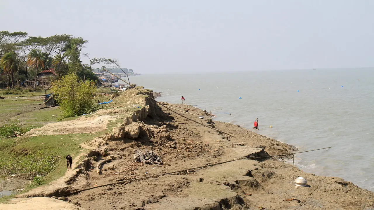দুর্বল বেড়িবাঁধ ভয় বাড়াচ্ছে বন্যা আতঙ্কের