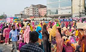 বকেয়া বেতনের দাবিতে টঙ্গীতে মহাসড়ক অবরোধ