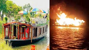 ভয়াবহ আগুন টাঙ্গুয়ার হাওরে পর্যটকবাহী নৌকায়