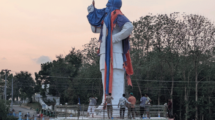 শেখ মুজিবের ভাস্কর্য ভাঙা হচ্ছে রাঙামাটিতে