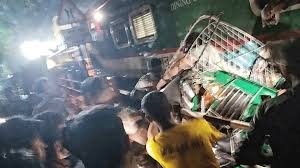 চট্টগ্রামে দুমড়েমুচড়ে গেল কয়েকটি গাড়ি ট্রেনের ধাক্কায়