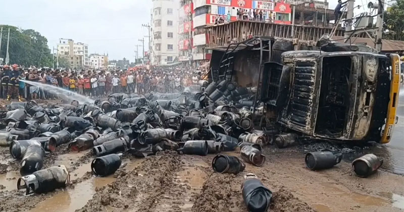 ব্রাহ্মণবাড়িয়ায় সিলিন্ডারবাহী ট্রাক খাদে, ভয়াবহ বিস্ফোরণ