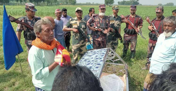 শেষবার মায়ের মুখ দেখলেন মেয়েরা সীমান্তের শূন্যরেখায়