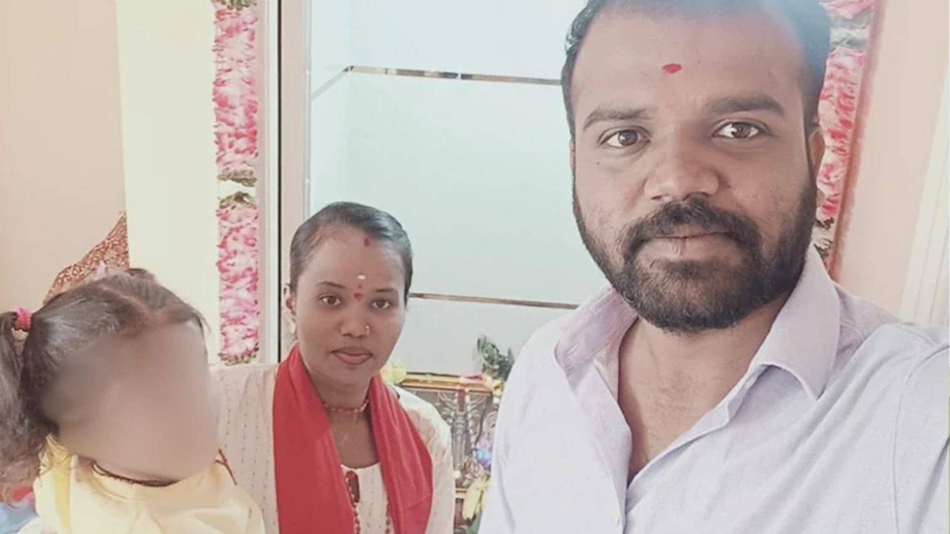 এবার স্ত্রীর মাথা কেটে থানায় হাজির স্বামী পরকীয়ার অভিযোগ তুলে